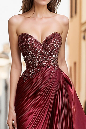 Robe de bal en satin bordeaux avec broderie